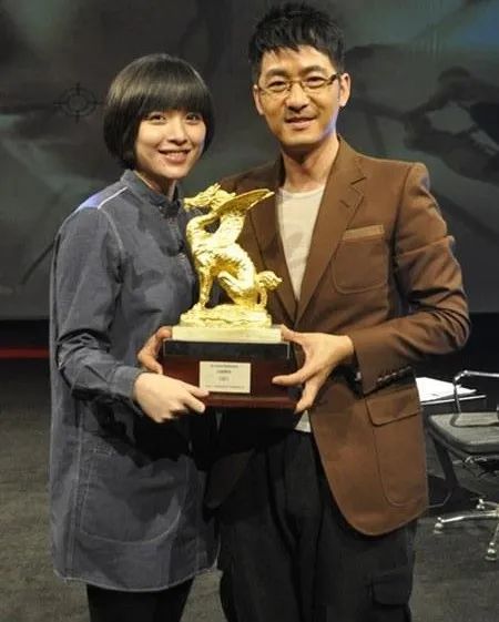 靳东第一任妻子是谁_靳东的妻子是谁_靳东个人资料妻子