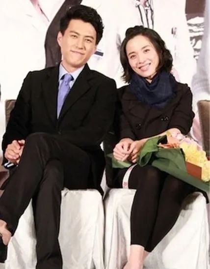 靳东的妻子是谁_靳东第一任妻子是谁_靳东个人资料妻子