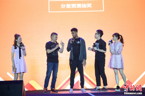 拉塞尔学习中文。