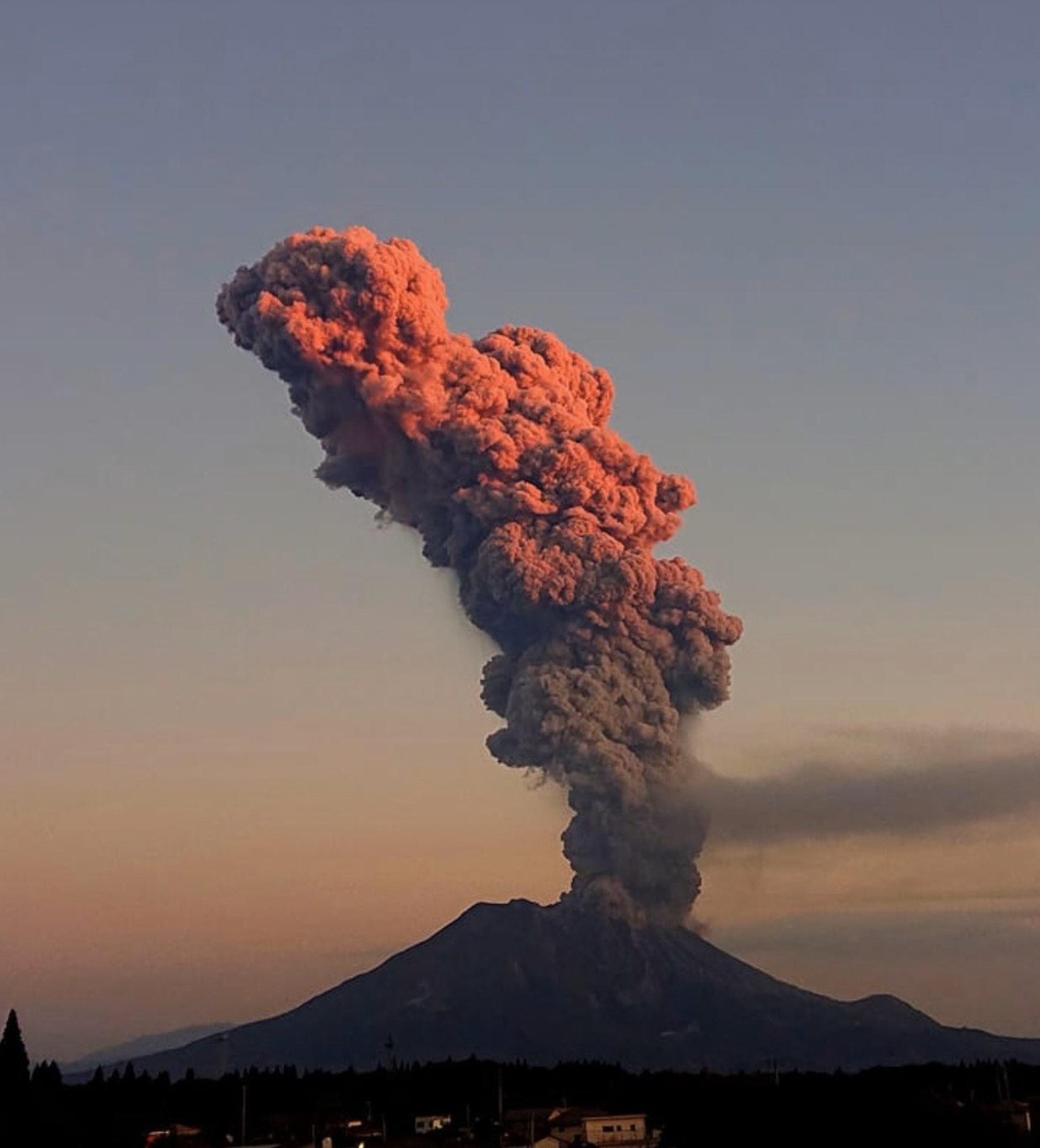 火山为什么会爆发_美国黄石火山超级爆发_富士山火山预计爆发时间