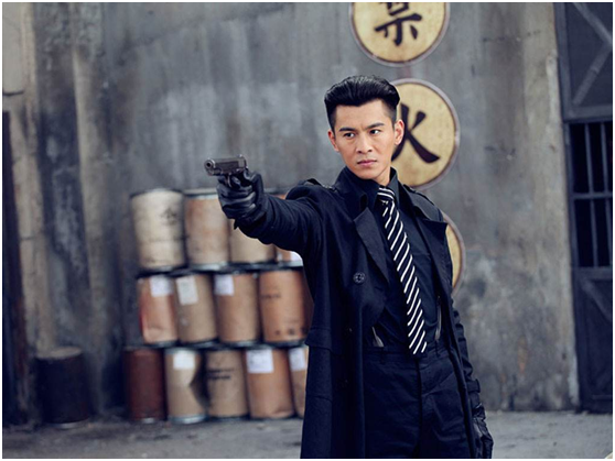 之后由他领衔主演的《七剑下天山》,《书剑恩仇录》等一系列古装电视